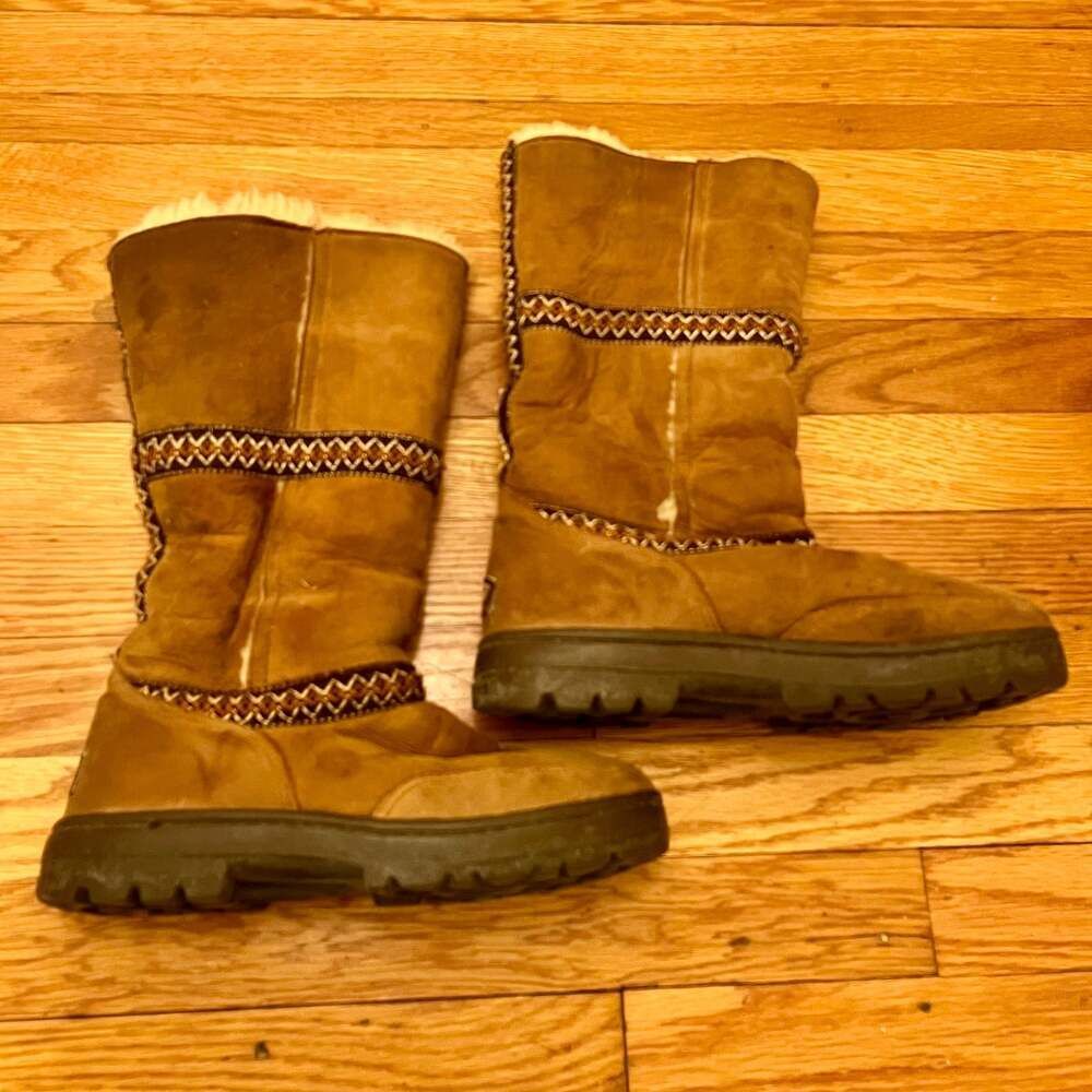 UGG Australia Sundance Revival Tasman Braid Shearling Boots Size 8 Winter